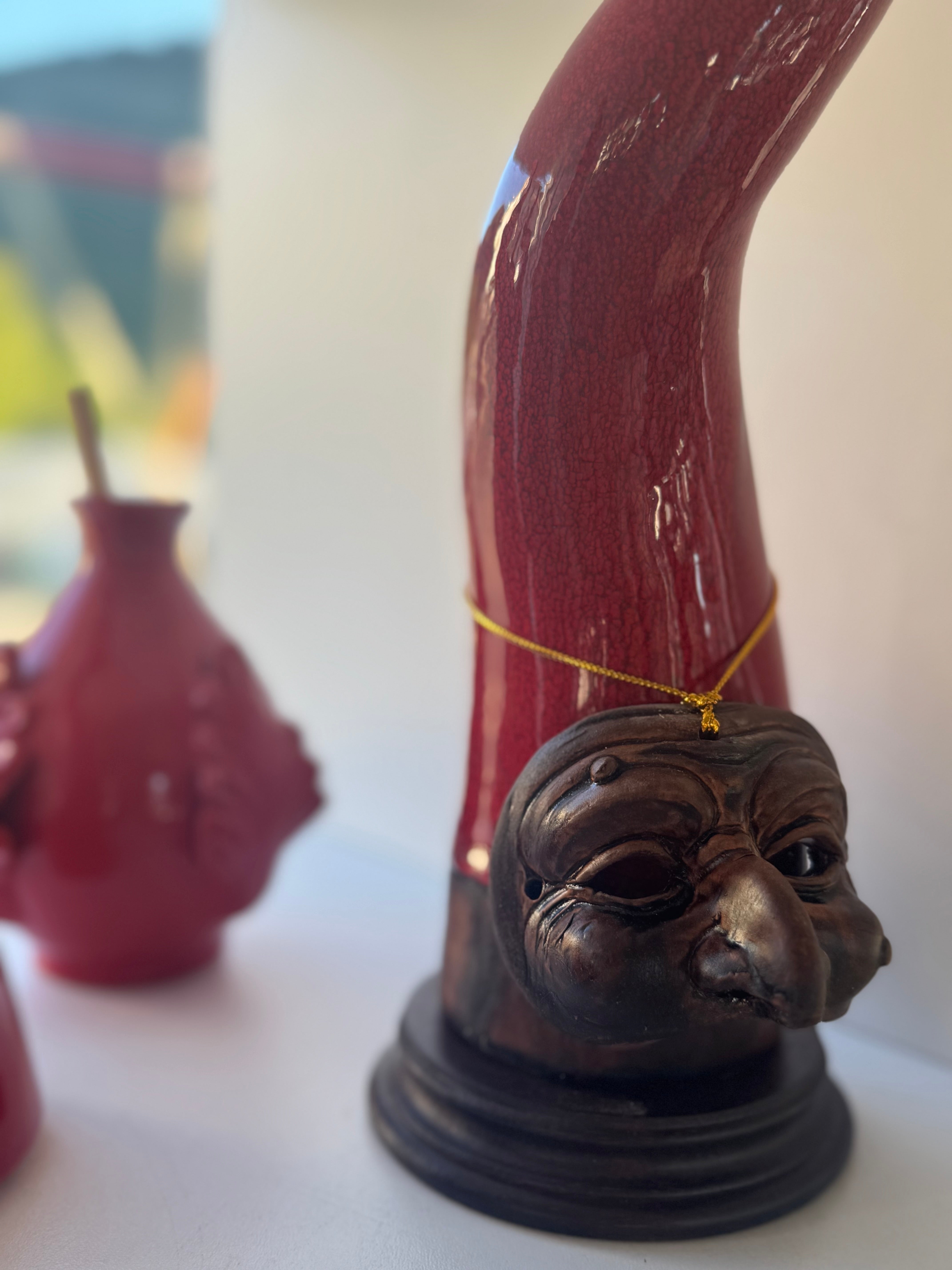 Corno con maschera e base in legno